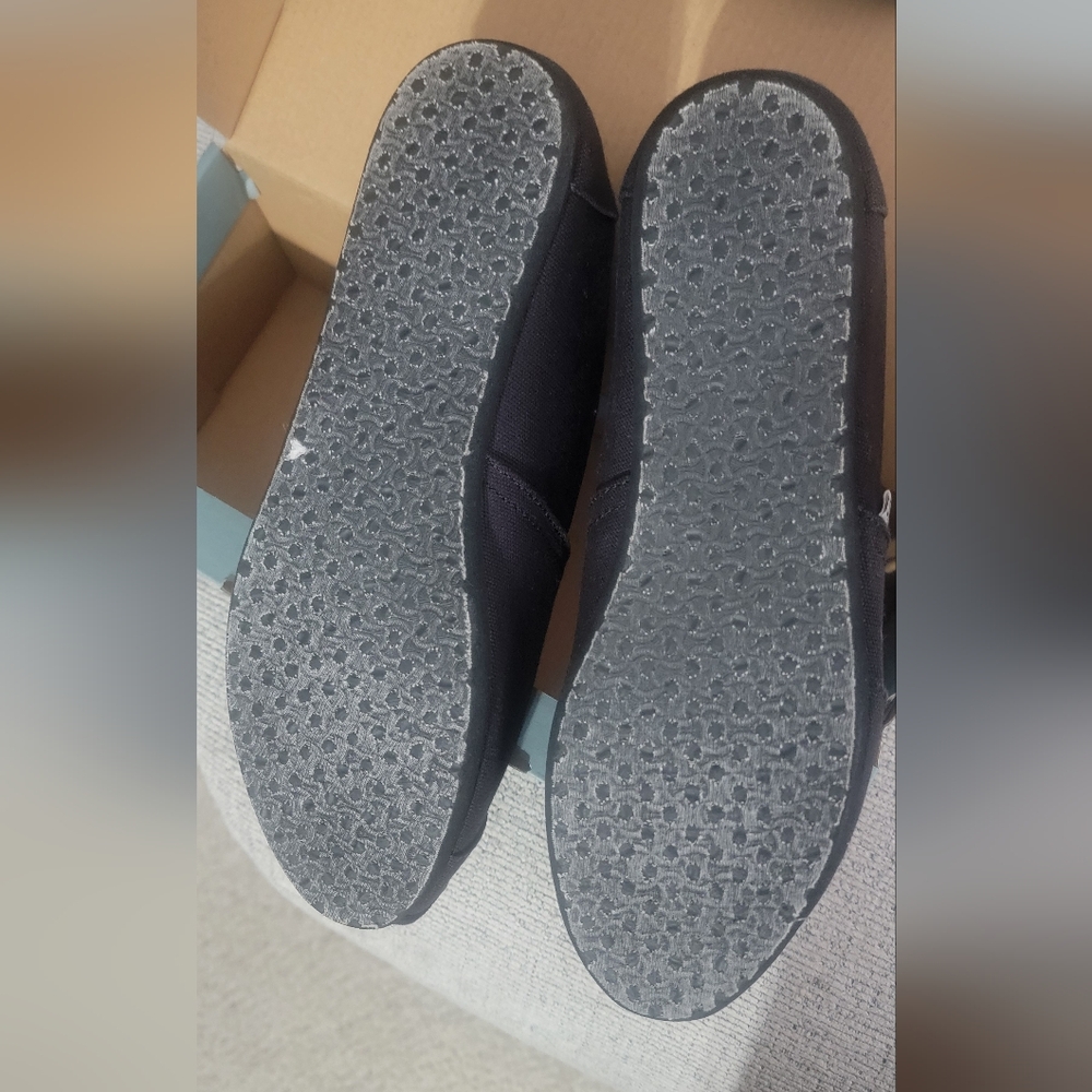 TOMS CLASSIC BLACK ON BLACK CANVAS SHOES - Picture 4 of 4